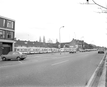 880568 Gezicht op het terrein van Caravan Centrum B.V., tussen de panden Amsterdamsestraatweg 699D en 701 (links, ...